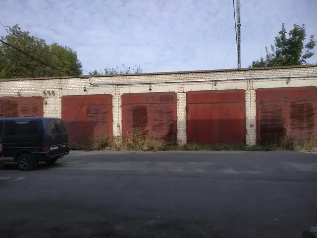нежилое здание (гараж), площадью 304,5 кв.м, кадастровый номер: 69:44:0080528:71, РНФИ: П12690090084, расположенное по адресу: Тверская обл, Нелидовский муниципальный район, гп г. Нелидово, ул. Строителей, здание 11, стр. 1