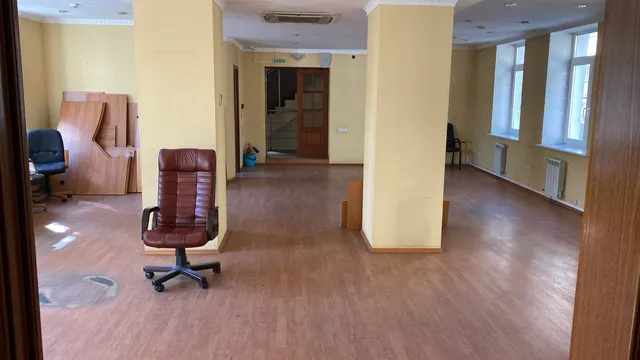 Нежилое здание по адресу: г. Москва, р-н Покровское Стрешнево, ул. Свободы, дом 22, строение 4, право аренды земельного участка , на котором расположено здание и движимое имущество, смонтированное в здании