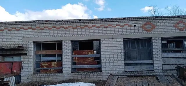 нежилое здание с земельным участком по адресу: Ярославская область, Первомайский муниципальный округ, д.Костромка, ул.Садовая, д. 9