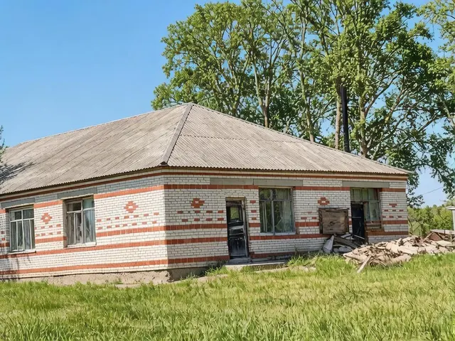 Здание фельдшерско-акушерского пункта, по адресу: Курганская область,  Белозерский район,  с. Боровское,  ул. Советская, д. 35