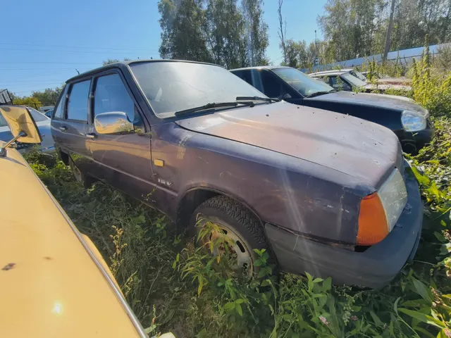 Автомобиль ИЖ-2126-030 г.р.з. М563ЕС72 ТС имеет ограничения ФССП на регистрационные действия (ключи и документы отсутствуют, техническое состояние не проверялось, пробег не известен). Имущество продается в том виде, в каком оно есть, в случае продажи возврату/обмену не подлежит. За скрытые дефекты имущества Продавец ответственности не несет.