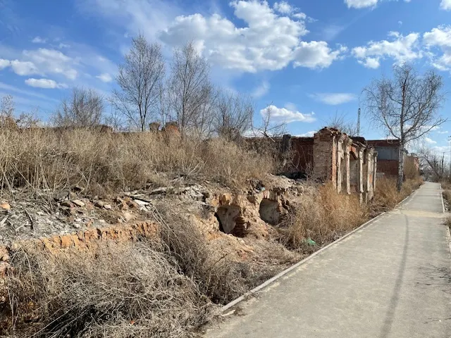 Нежилое здание, общей площадью 326,3кв.м., кадастровый номер 74:35:0400017:20, являющееся объектом культурного наследия регионального значения «Жилой дом», включенный в единый государственный реестр объектов культурного наследия (памятников истории и культуры) народов Российской Федерации, расположенное по адресу: Челябинская область, г. Троицк, ул. им. М.М. Володарского, д. 20.