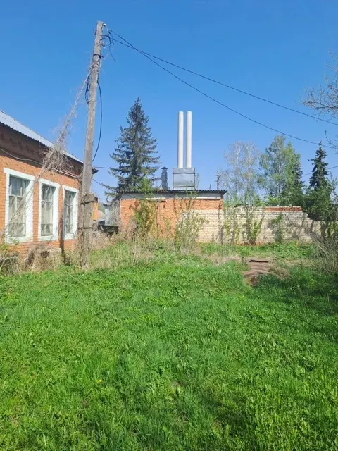 Здание бывшей школы, площадь общая: 604,6 кв. м., здание - сарай и газовая котельная,  площадь общая: 49,2 кв. м, сооружение -  ограждение, протяженность: 74,6 п.м на земельном участке с кадастровым номером 48:14:0000000:465, площадью 3515 кв.м.