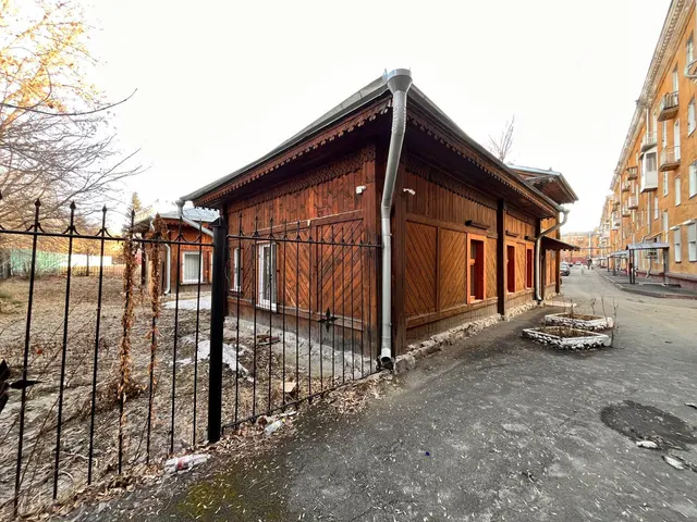 Нежилое здание общей пл.194,9 кв.м, кадастровый №42:24:0101049:2554, объект культурного наследия, 421410221670005, представляющий собой историко-культурную ценность, Памятник и Деревянный дом, принадлежавший семье партизан Губкиных; - ограда металлическая; - шкаф пожарный (2 шт.); - конструкция рольставни из RH45N01; - светильник уличный навесной; - светильник уличный со столбом (3 шт.); - земельный участок общей пл.677 кв.м, кадастровый №42:24:0101049:879, по адресу: г.Кемерово, ул.Шестакова,60