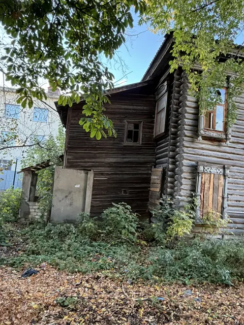 Нежилое здание, являющееся объектом культурного наследия регионального значения, «Дом с деревянной резьбой», находящееся в неудовлетворительном состоянии
