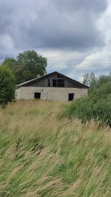 Земельный участок КН 60:22:0081801:169 общей площадью 1030,0 кв.м, с расположенным на нем нежилым зданием Идрицкого ЦД КН 60:22:0081801:176, 1986 года постройки, общей площадью 231,0 кв.м