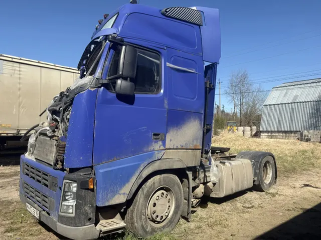 Лот № 6 (вторичные). Грузовой тягач седельный Volvo FH 440, 2006 года выпуска, государственный номер М417ЕЕ60, идентификационный номер (VIN) YV2AS02A06A621798, транспортное средство после ДТП, отсутствует лобовое стекло, правая дверь, автотранспортное средство возможно не на ходу. Местонахождение: Псковская обл., Псковский р-н, д. Уграда, ул. Газовиков, д. 25.Должник (собственник) – ООО СП «СВ».