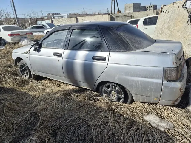 Автомобиль марки ВАЗ 21102 с г/н К379ЕУ14, 2003 г.в., двигатель 0930192, цвет - светло-серебристый металл, с номером ПТС 63КР866127, Паспорт транспортного средства отсутствует, ключи транспортного средства отсутствуют (у ТС имеются повреждения передней части, пассажирская дверь передней части разбита, вмятины по кругу, разбиты стоп-фары)