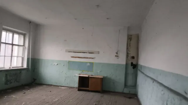 Земельный участок площадью 7101 кв.м. с кадастровым номером 66:61:0226001:6 с расположенным на нем объектом недвижимого имущества – нежилым зданием общей площадью 1389 кв.м. с кадастровым номером 66:61:0226001:248, находящиеся по адресу: Свердловская область, г. Серов, ул. Восточная, д. 18.