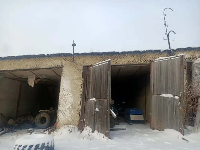 Арочный склад №1, общей площадью 450,7 кв.м., кадастровый №86:01:1001001:3028; Арочный склад №2, общей площадью 607,3 кв.м., №86:01:1001001:3030; сторожевая будка, общей площадью 10,1 кв.м., №86:01:1001001:3035; гараж (4 бокса) площадью 325,0 кв.м, №86:01:1001001:3029; расположенные по адресу: 628235, Ханты-Мансийский автономный округ - Югра р-н Кондинский, п. Половинка, ул. Советская, 2