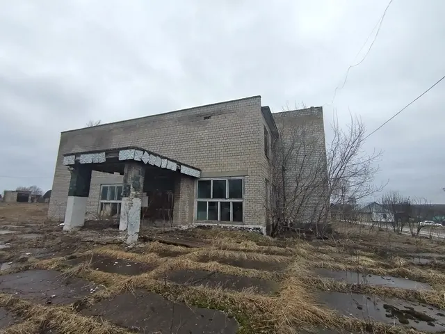 Нежилое здание (Дом культуры), назначение: нежилое, площадь 925,8 кв.м., этажей 2, год постройки 1988, кадастровый номер: 59:14:0651001:326 с земельным участком  категория земель: земли населенных пунктов, кадастровый номер 59:14:0651001:99, площадь 1734 кв.м., разрешенное использование: под зданием Зернинского дома культуры, расположенное по адресу: Пермский край, Березовский муниципальный округ, с. Зернино, ул. Мира, д. 12