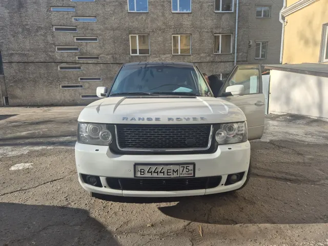 Легковой автомобиль марки LAND ROVER модель RANGE ROVER, 2010 г.в., г/н В444ЕМ75, VIN: SALLMAME4BA336881, номер кузова (прицепа): SALLMAME4BA336881, цвет белый. На кузове имеются незначительные царапины и сколы, на обивке сидений имеются незначительные повреждения, царапины на левой фаре