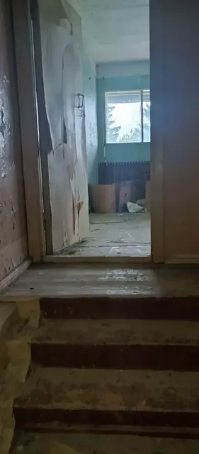 Нежилое здание с земельным участком