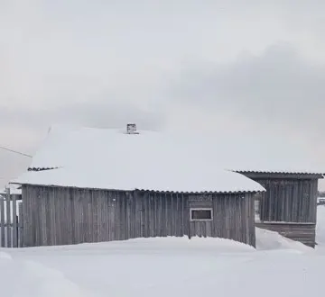 Нежилое здание площадью 57,0 кв.м (59:09:0550001:383) по адресу: Пермский край, г. Лысьва, п. Обманка 2-я, ул. Советская, д. 4 с земельным участком площадью 1029,0 кв.м (59:09:0550001:279) по адресу: Пермский край, муниципальный округ Лысьвенский, п. Обманка 2, ул. Советская, з/у 4