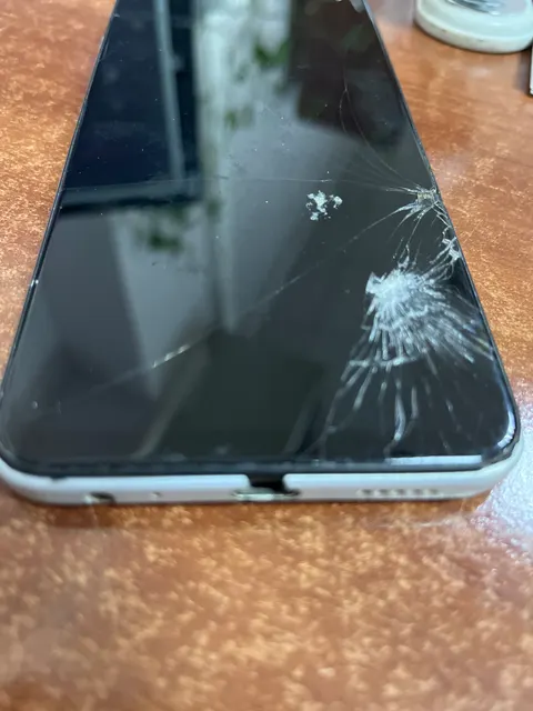 Сотовый телефон марки Tecno Spark в корпусе серебристого цвета,экран разбит. — 1 шт.