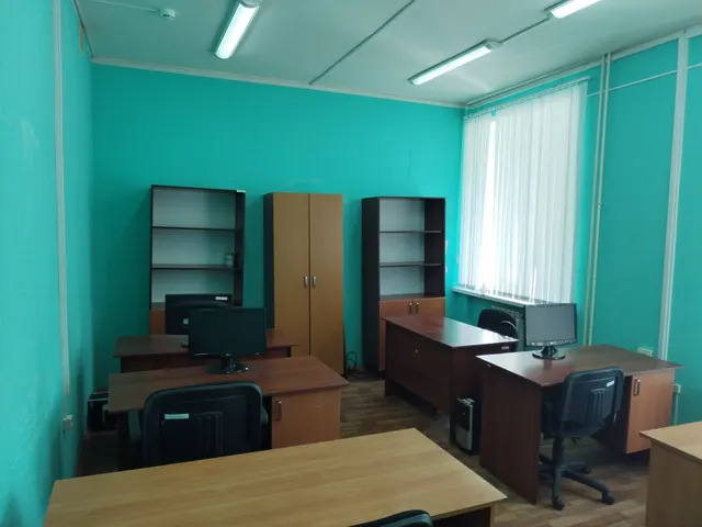 Нежилое офисное помещение площадью: 23.9 кв. м., номер помещения – 9, расположенное на 1 этаже здания МАУ «Бизнес-инкубатор БМР», входит в состав объекта муниципальной собственности Балаковского муниципального района Саратовской области – административного здания, общей площадью 2 213,7 кв. м кадастровый номер 64:40:020405:173.