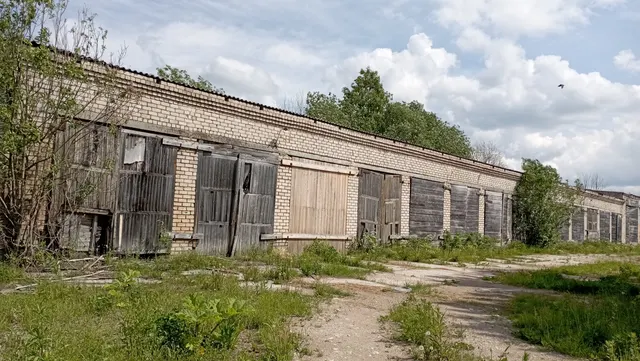 Гараж № 4 площадью 734,8 кв.м., с кадастровым номером 29:01:070206:285, расположенный по адресу: Российская Федерация, Архангельская область, м.о. Вельский, д. Степанковская, ул. Центральная, д. 46 к. 4 и земельный участок площадью 2524 кв.м., с кадастровым номером 29:01:070206:407, по адресу: Российская Федерация, Архангельская область, м.о. Вельский, д. Степанковская, ул. Центральная, з/у 46/4