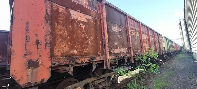 Полувагон 4-осный с люками в полу с тормозной площадкой