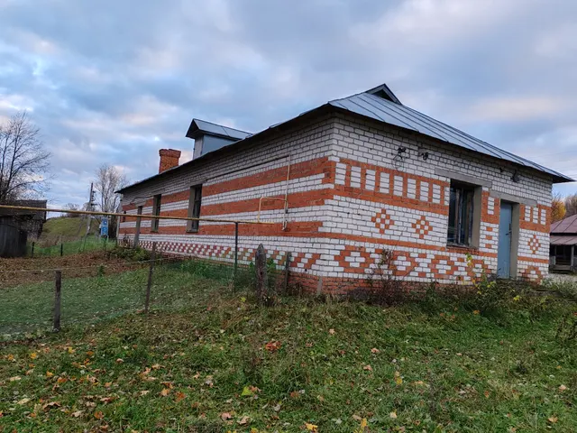 Земельный участок площадью 656 кв.м, с кадастровым номером 21:24:191604:3, с расположенным на нем следующим объектом недвижимого имущества:  нежилое здание – с кадастровым номером  21:24:191604:73, назначение: нежилое