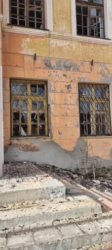 Нежилое здание, общей площадью 967,1кв.м., кадастровый номер 74:35:2700012:29, расположенное по адресу: Челябинская область, г. Троицк, ул. Монтажников, д. 1 с земельным участком, общей площадью 3615кв.м., кадастровый номер 74:35:2700012:7, расположенным по адресу: Челябинская область, г. Троицк, ул. Монтажников, 1.
