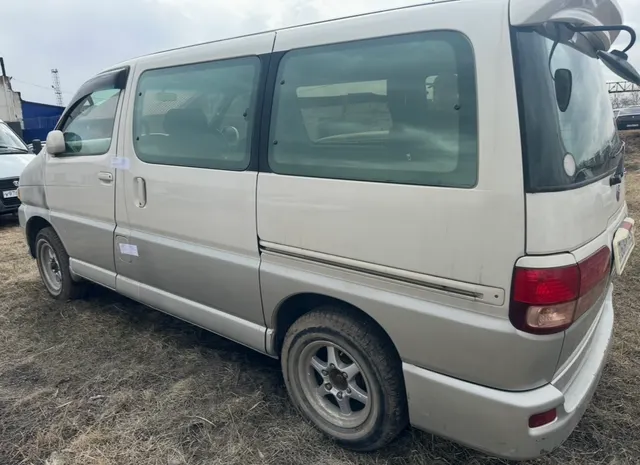 Легковой автомобиль TOYOTA Hiace Regius, 1999г.в., г/н М760НУ124, VIN отсутствует, номер кузова RCH470019169, номер двигателя 2190664, цвет белый/серый. Начальная цена продажи 786 250 руб. Задаток 117950 руб.