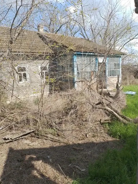Здание, местоположение Ставропольский край, Александровский район, х. Харьковский, ул. Ленина, 54, кадастровый номер: 26:18:080203:80 назначение – нежилое, площадь 42,1 кв.м. Земельный участок, местоположение Ставропольский край, Александровский район, х. Харьковский, ул. Ленина, 54, кадастровый номер: 26:18:080203:79, площадь 1500 кв.м., категория земель: земли населенных пунктов, вид разрешенного использования: для ведения личного подсобного хозяйства