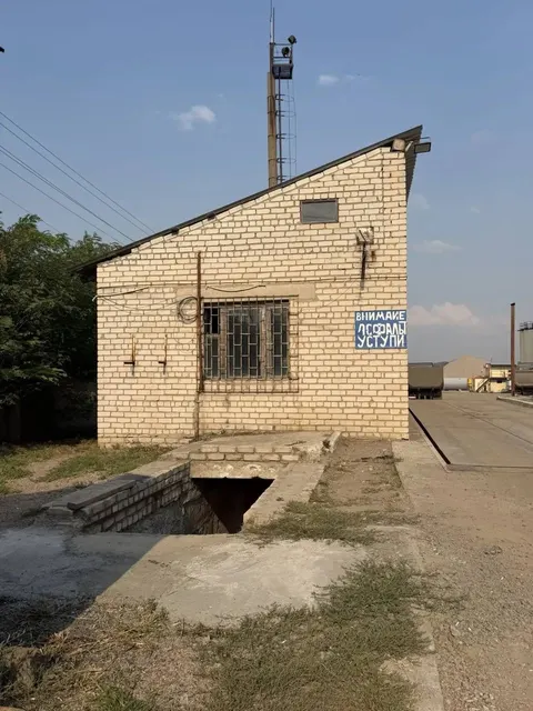 Нежилые здания общей площадью 211,0 кв.м, в том числе: здание весовой общей  площадью 157,70 кв.м (кадастровый номер 93:27:0010932:366), лит. А-1; нежилое здание площадью 36,30 кв.м (кадастровый номер 93:27:0010932:365); нежилое здание лаборатории площадью 17,0 кв.м (кадастровый номер 93:27:0010932:367), по адресу: Российская Федерация, Донецкая Народная Республика, городской округ Донецк, город Донецк, улица Федосеева, дом 12А, находящиеся  в собственности Донецкой Народной Республики