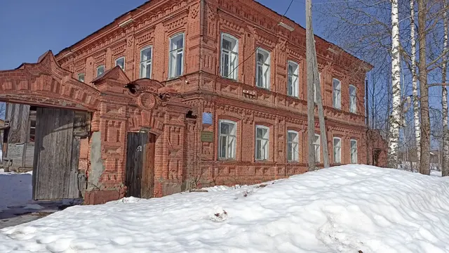 Нежилое здание, кадастровый номер 59:39:0880001:789, количество этажей: 2, в том числе подземных 0, материал наружных стен: кирпич, площадью 391,5 кв.м., расположенное по адресу: Пермский край, Чердынский муниципальный округ, село Покча, улица Коммунистическая, дом 24, до 1917 года постройки (объект культурного наследия регионального значения, включенный в единый государственный реестр памятников истории и культуры Российской Федерации «Особняк», входящий в состав ансамбля «Усадьба купца Сокотов