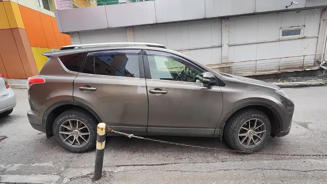 Автомобиль Toyota RAV 4, легковой универсал, 2016 года выпуска.