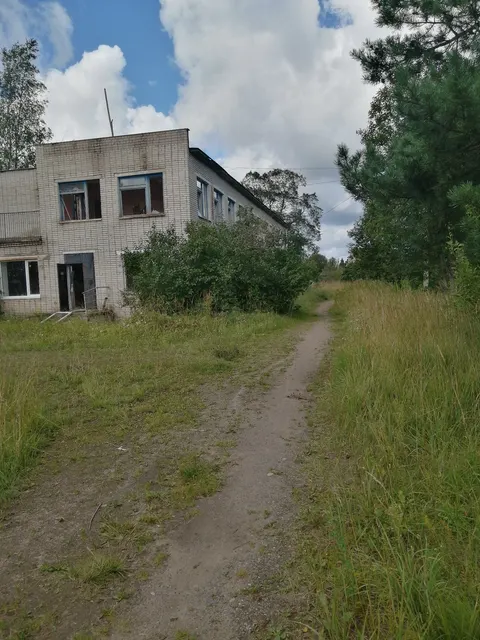 Нежилое здание, площадь 713,7 кв. м земельный участок, площадь 3750 кв. м, расположенные по адресу:  Новгородская область, м.о. Крестецкий, д. Зайцево, ул. Центральная, зд. 52