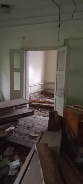 Нежилое здание , общей площадью 222,1 кв.м,  КН: 66:21:0101064:305, находящееся по адресу: Свердловская область, г. Ревда, Димитрова, 35, расположенное на земельном участке  площадью  887 кв.м, КН: 66:21:0101064:170, категория земель: земли населенных пунктов, разрешенное использование: магазины. Одновременно с продажей Здания  осуществляется продажа земельного участка, занимаемого указанным Зданием и необходимого для его использования по фиксированной цене, которая составляет 650 000 рублей