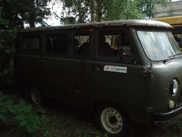 Автомобиль УАЗ-220694-04, год выпуска 2008, цвет кузова - защитный, категория В.