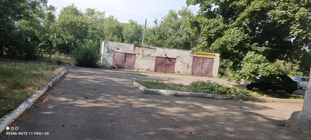 Часть нежилого здания гаража площадью 21,7 кв.м, расположенного по адресу: Российская Федерация, Донецкая Народная Республика, м.о. Волновахский, пгт Донское, ул. Комсомольская, д. 3 с кадастровым номером 93:05:0040101:1304