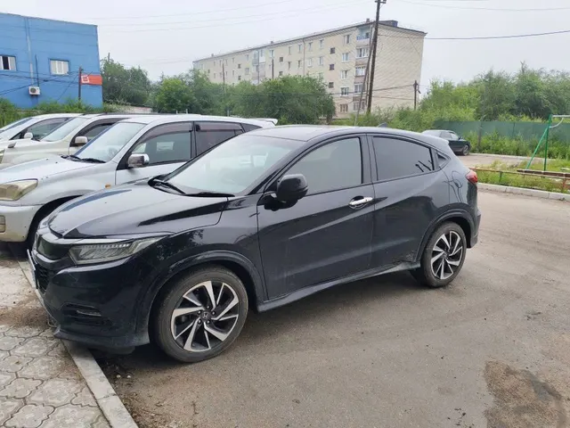 Легковой универсал; HONDA; VEZEL; 2019 г.в., г/н Р398МА75, цвет черный, VIN: RU11324780; Номер кузова (прицепа): RU11324780, ПТС отсутствует. Имеются сколы от камней, две вмятины на заднем бампере