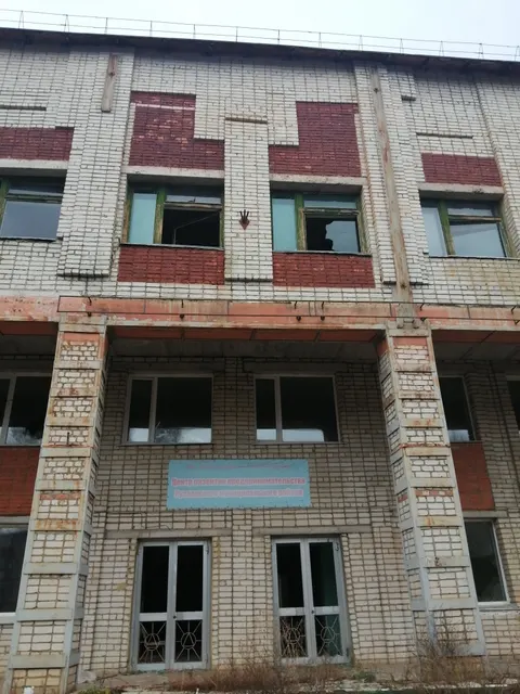 Нежилое здание и земельный участок