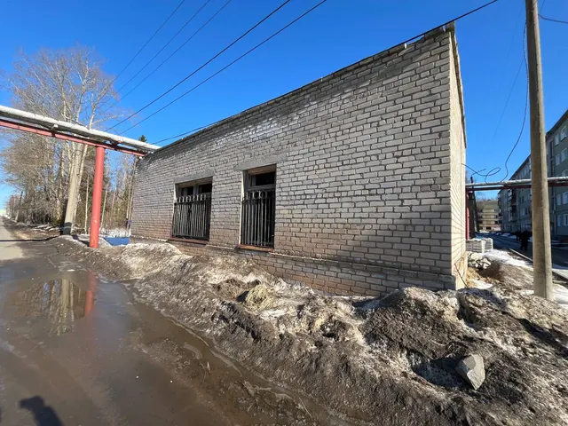 нежилое здание с кадастровым номером 43:40:001902:290 по адресу: Российская Федерация, Кировская область, г.о. город Киров, г. Киров, мкр. Победилово,  ул. Аэропорт, зд. 2б, с земельным участком с кадастровым номером 43:40:001902:410