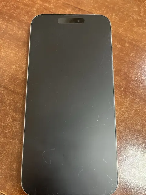 Сотовый телефон  марки Iphone 15 ProMax в корпусе белого цвета