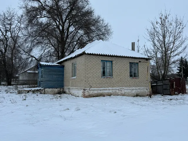 Здание 74,6 кв.м и земельный участок 383 кв.м по адресу: Курская область, Советский район, Краснодолинский сельсовет, с. Красная Долина, д. 35б