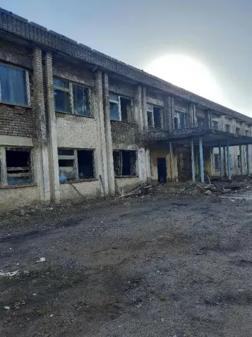 Нежилое здание, земельный участок