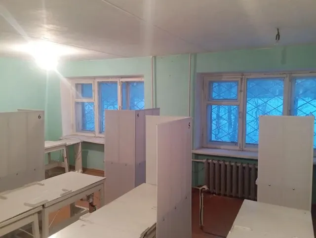 Нежилое помещение, общей площадью 52,8 кв.м., расположенное по адресу: Свердловская область, г. Асбест, пр-т имени В.И. Ленина, здание 29, 2 этаж, номер на поэтажном плане согласно техническому паспорту: № 15. Нежилое помещение находится на втором этаже в здании учебного корпуса, год постройки здания: 1967 г., материал стен: кирпич, количество этажей: 5; помещение электрифицировано, имеет теплоснабжение. Кадастровый номер здания, в котором находит помещение: 66:34:0502029:556.