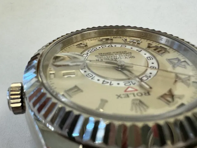 Наручные часы «Rolex Sky-Dweller ref. 326939» (на часах указан идентификационный номер «С145Y884») корпус: круглый, из металла серебристого цвета, браслет из металла серебристого цвета с замком. На замке штампованная надпись «ROLEX», «GENEVA», «SWISS MADE», б/у.