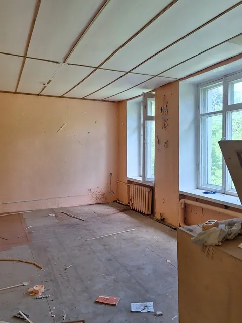 Здание, площадью 863,1 кв. м. с земельным участком