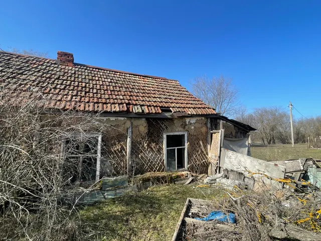 Здание, расположенное на земельном участке. Здание: кадастровый номер 61:01:0010401:479, адрес: Российская Федерация, Ростовская область, Азовский район, п. Ленинский Лесхоз, ул. Заречная, 1, площадь 47.9 кв.м., назначение: жилой дом, наименование: жилой дом, количество этажей: 1, в том числе подземных 0, ограничение прав и обременение объекта недвижимости: не зарегистрировано. Земельный участок: кадастровый номер 61:01:0010402:1