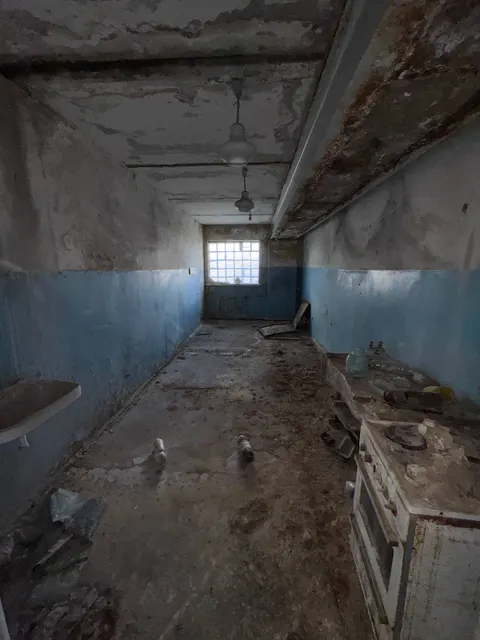 Нежилое здание АБК общей площадью 237,1 кв.м лит. А-2 (кадастровый номер 93:36:0010103:1133), расположенное по адресу: Российская Федерация, Донецкая Народная Республика, городской округ Макеевка, город Макеевка, улица Дорожная, дом 1Г-1, находящееся  в собственности Донецкой Народной Республики