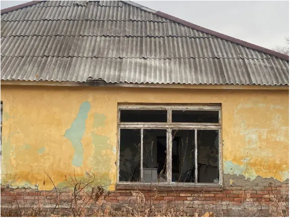 Нежилое административное здание (магазин - чайная) общей площадью 327,5 кв.м., с кадастровым номером 74:41:0000000:2601, по адресу: Челябинская область, г. Озерск, территория в/ч 14078