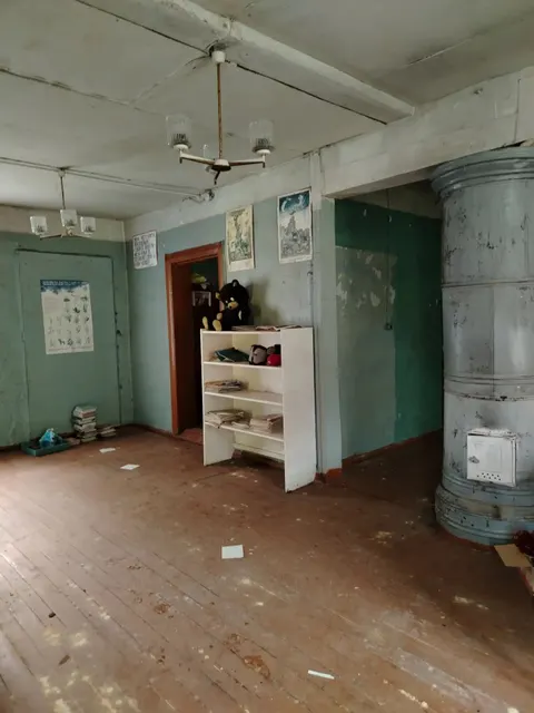 Земельный участок КН 60:22:0041701:23 площадью 829,0 кв.м, с расположенным на нем нежилым  зданием библиотеки КН 60:22:0041701:38, общей площадью 78,6 кв.м