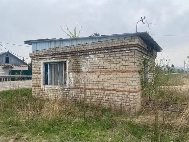 Земельный участок с кадастровым номером 25:07:050101:1428, РНФИ П11270001347, с расположенным на нем объектом недвижимого имущества:  - нежилое здание с кадастровым номером 25:07:050101:2202, РНФИ П12270004663, по адресу: местоположение установлено относительно ориентира, расположенного за пределами участка. Ориентир жилой дом. Участок находится примерно в 20 м, по направлению на восток от ориентира. Почтовый адрес ориентира: Приморский край, Лазовский р-н, с. Лазо, ул. Центральная, д. 89.