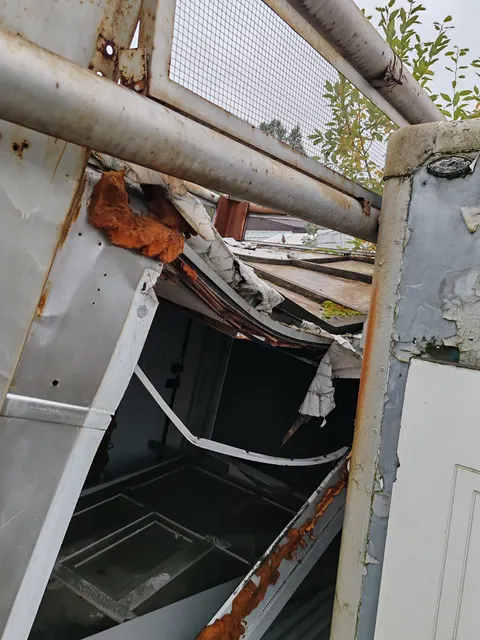 Автоприцеп на колесах серого цвета