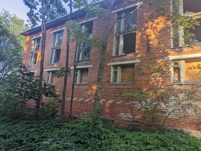 недвижимое имущество в составе: Нежилое здание, назначение: Нежилое, общей площадью 1 249,6 кв. м, количество этажей, в том числе подземных этажей: 2, в том числе подземных 0, кадастровый номер: 71:14:030202:236, по адресу: Тульская область, р-н Ленинский, с. Пятницкое.