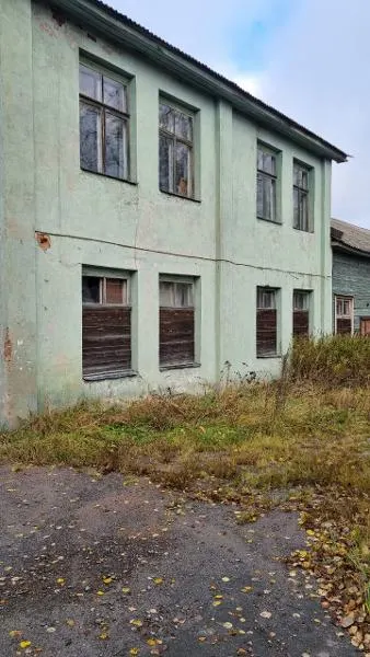 Здание дома культуры в п. Ляскеля с занимаемым им земельным участком площадью 4308 кв. м.